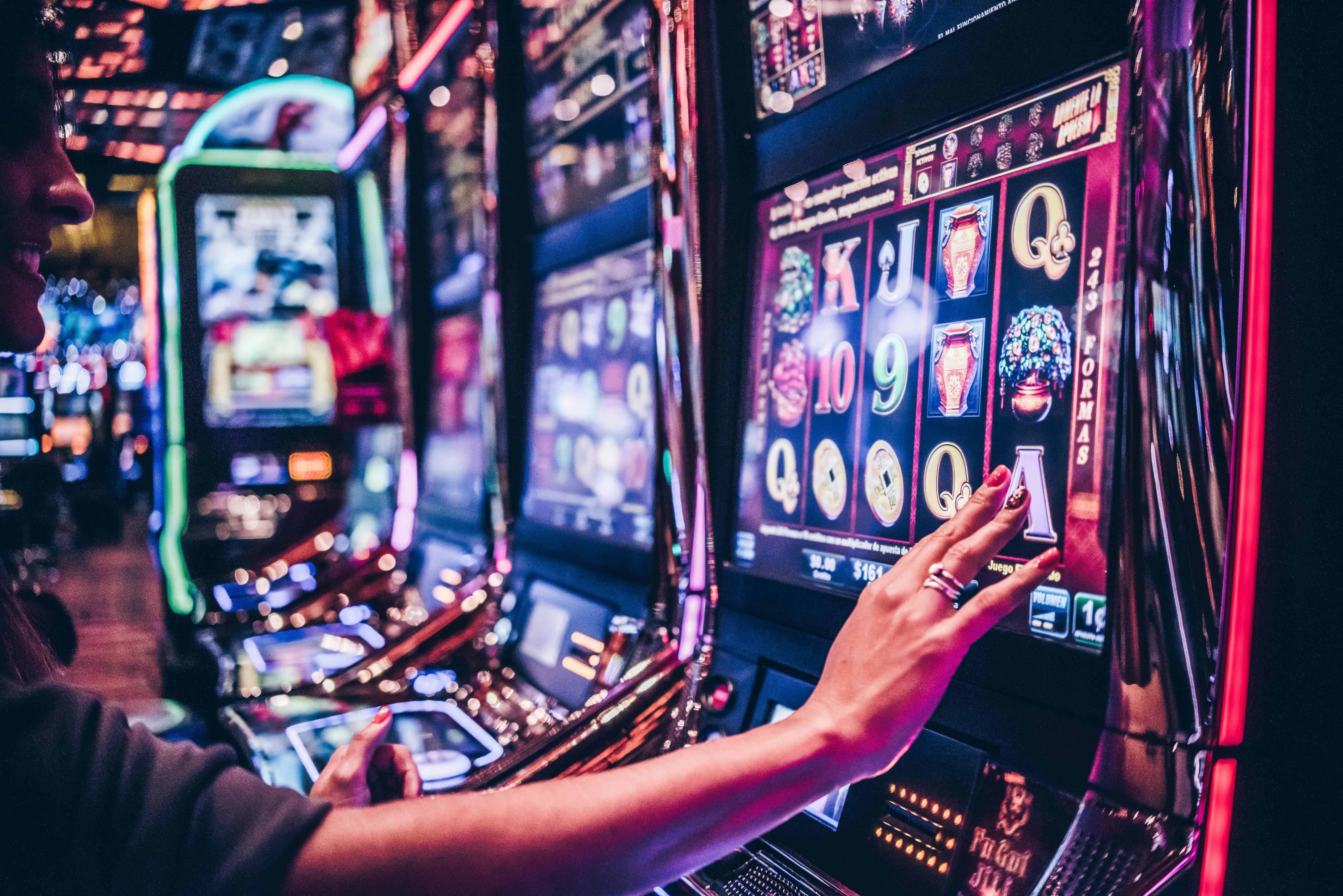 享受普恩塔德尔埃斯特酒店 埃斯特角城 外观 照片 A woman playing a slot machine