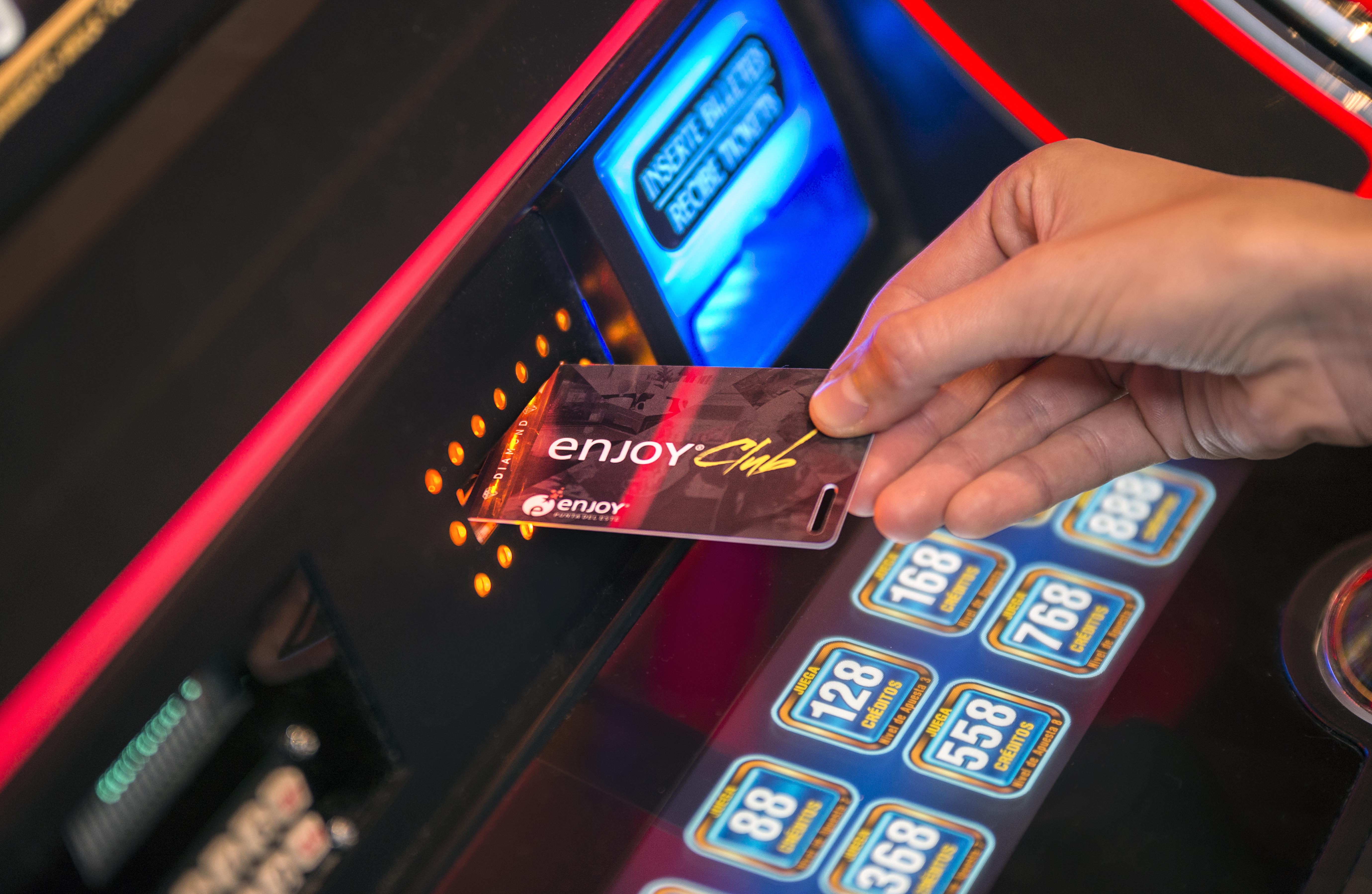 享受普恩塔德尔埃斯特酒店 埃斯特角城 外观 照片 A card being inserted into a slot machine