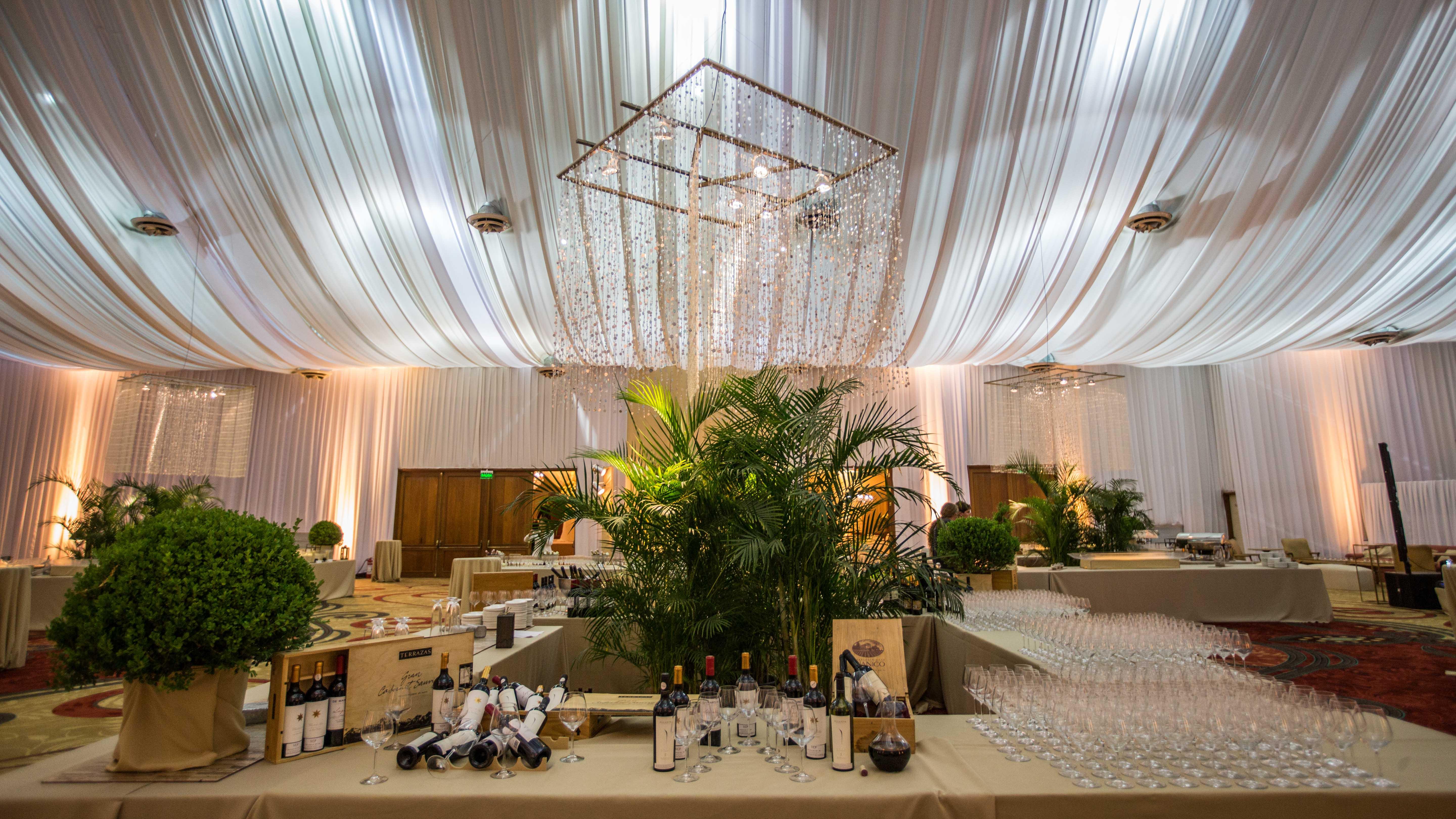 享受普恩塔德尔埃斯特酒店 埃斯特角城 外观 照片 The interior of the tent at the 2011 event