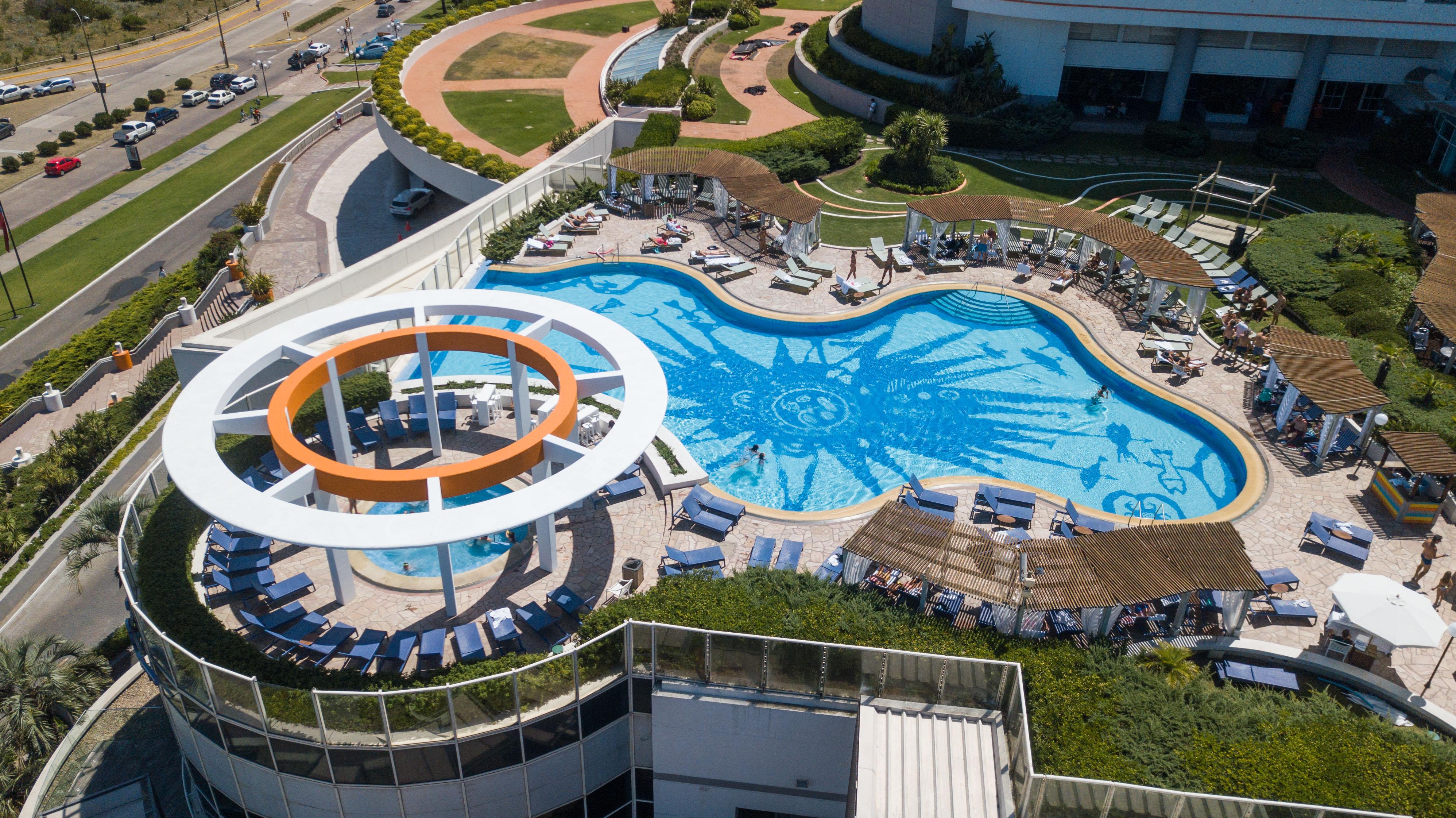 享受普恩塔德尔埃斯特酒店 埃斯特角城 外观 照片 The swimming pool at the top of the hotel