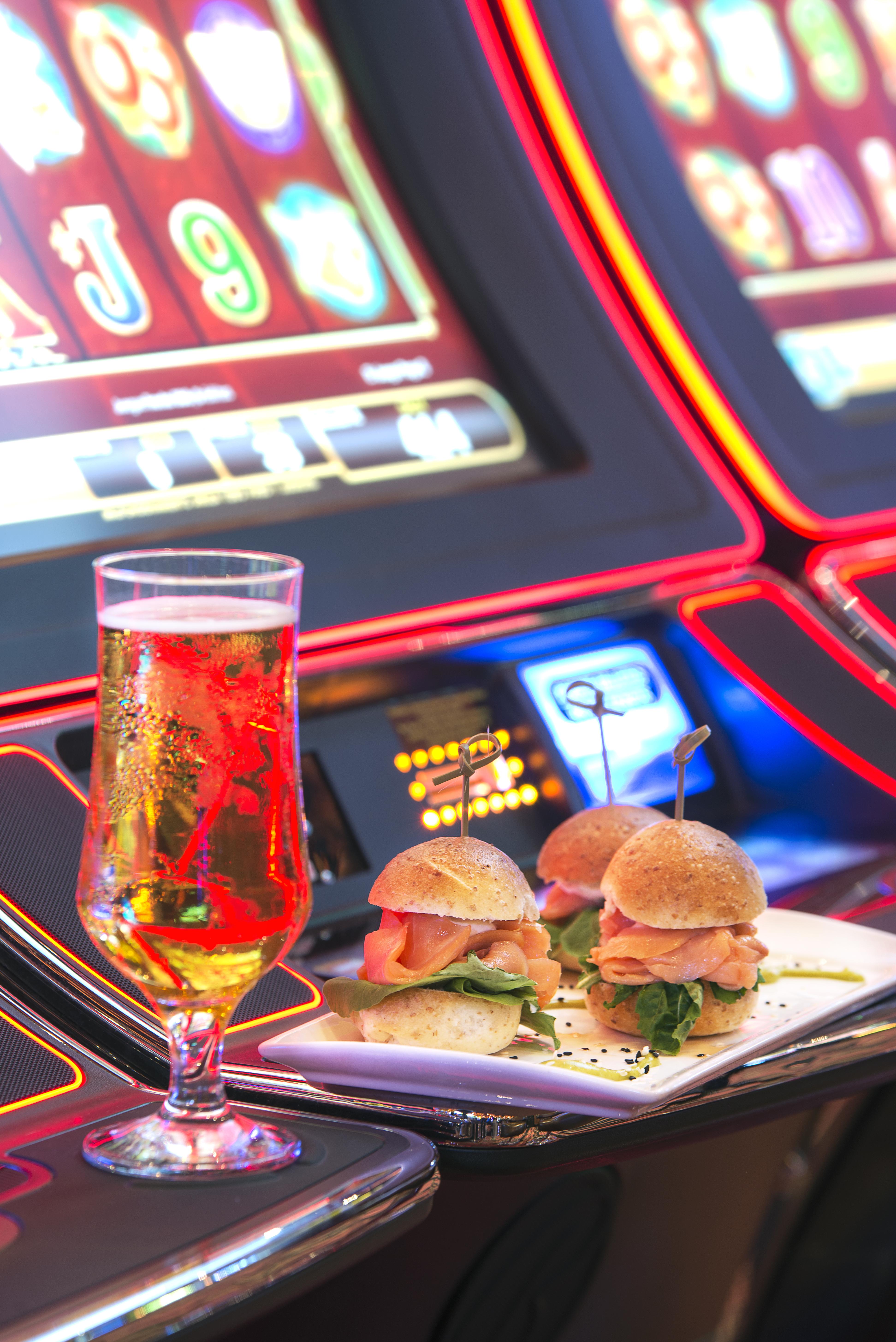 享受普恩塔德尔埃斯特酒店 埃斯特角城 外观 照片 A cocktail and a slot machine
